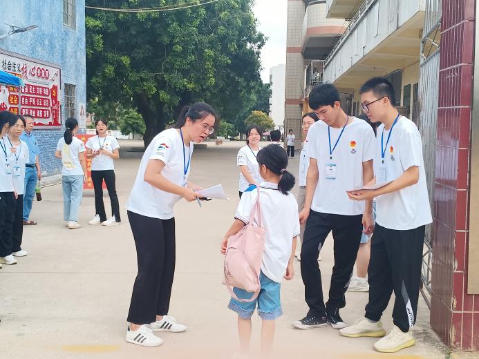 ����ѧԺ�����ء����ʵ���ӣ��ഺ���Σ����ж���д��ƪ��