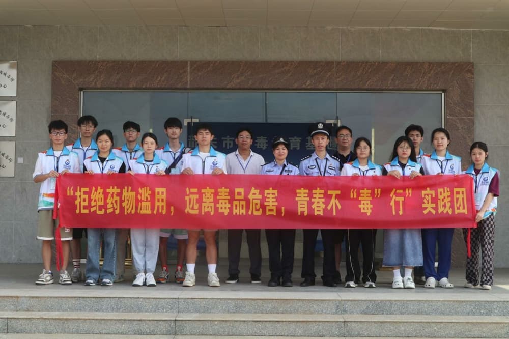 ��ҩ��ѧ�����ڼ���ҽҩʹ�����ܾ�ҩ�����ã��ػ��ഺ����������