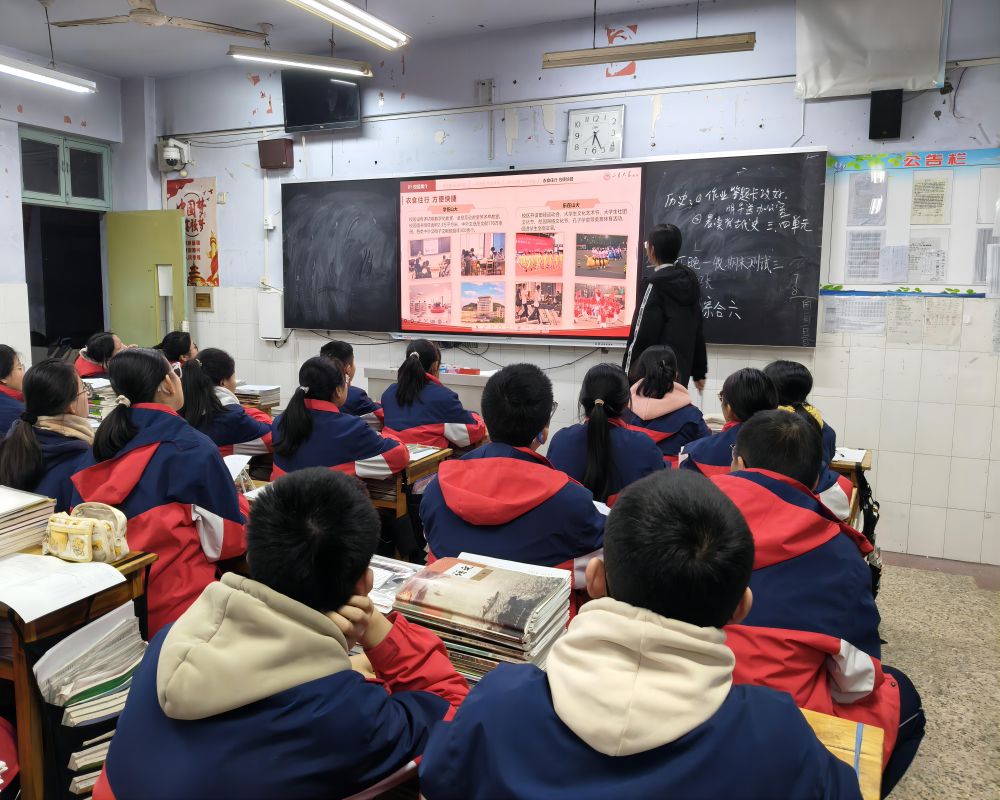 ɽ��ѧ�ӻطø���ĸУ��������ɽ����������