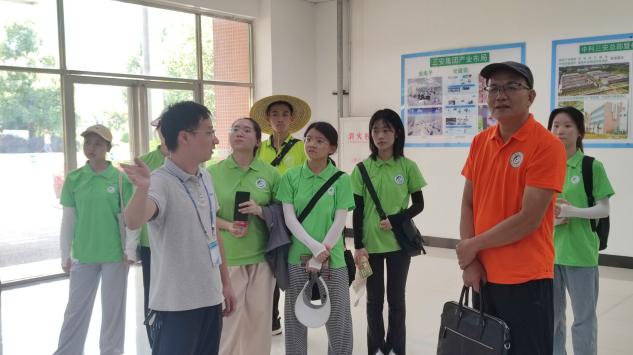 ����ũ�ִ�ѧũѧԺ��������ˡ���ɫ����ʵ���Ӳι۵��а�Ϫ��ͷ