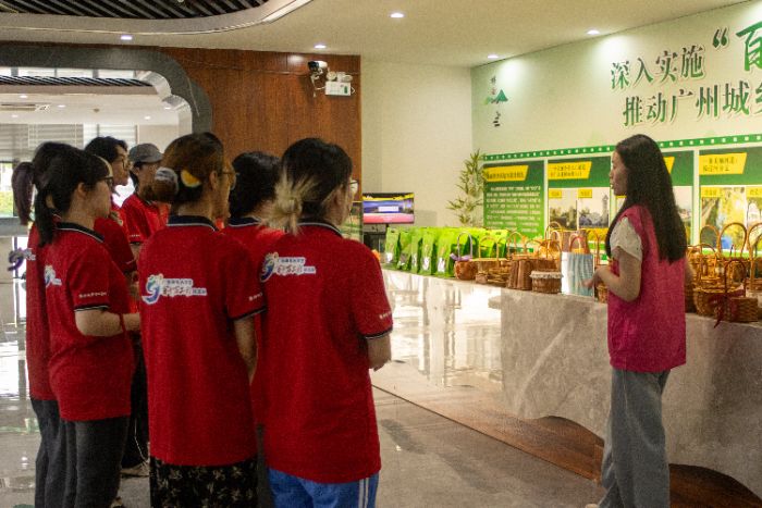 �����������С��鱦ѧԺѧ����֧���������ȷ桱ʵ����ǽ����Ƹ�