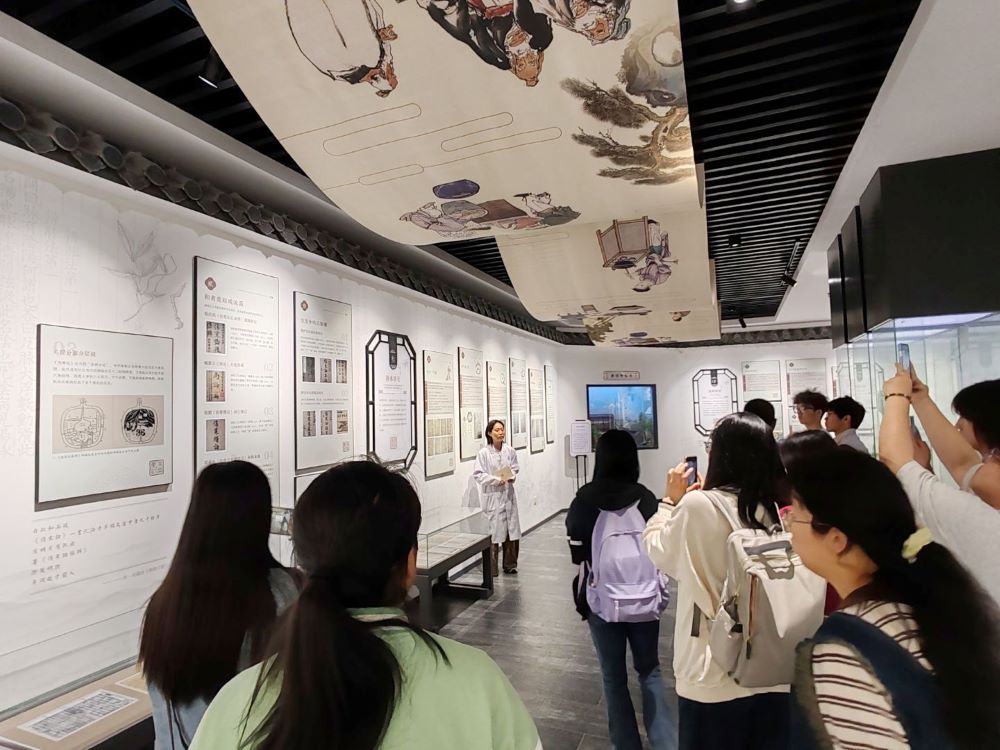 "̤��᪻�ʥ�� ����ҽ����΢������Уѧ�Ӳι��°��Ļ���̽Ѱ��ҽ