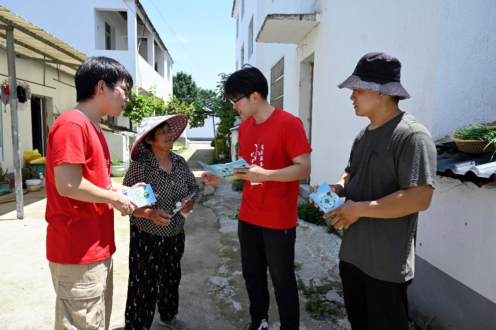 �Ͼ���ҵְҵ������ѧ��е����ѧԺС����־Ը�����Ŷ������������ʵ���