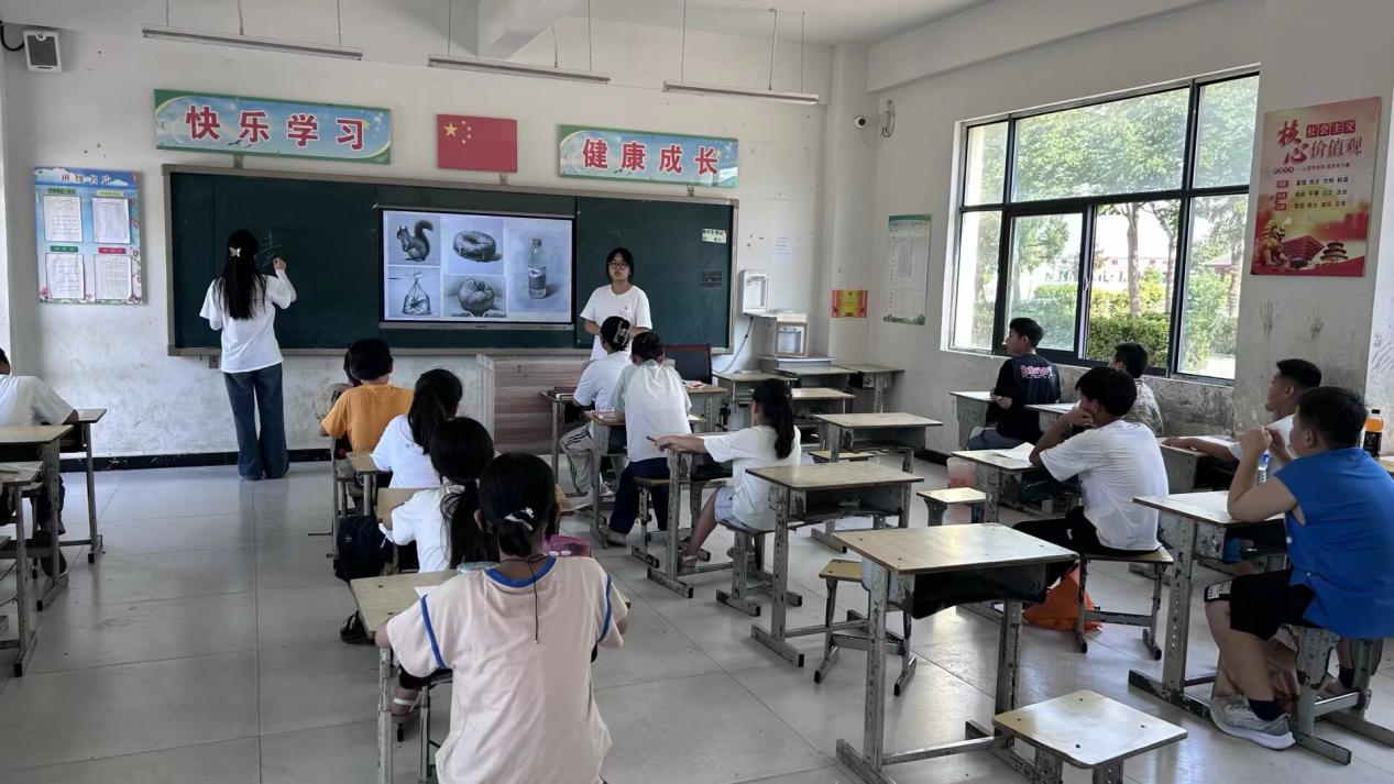 �Ϸʴ�ѧѧ�ӡ������硱�������밮��ͬ��