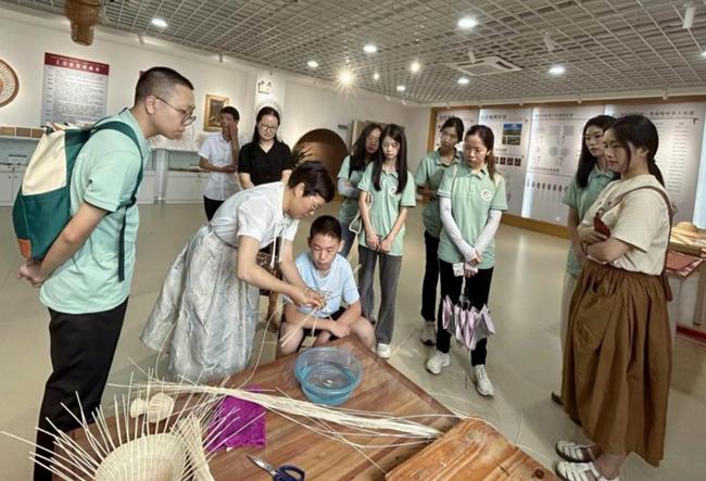 ����ũ�ִ�ѧʦ�����������У�̽��ũ���Ļ���������Ļ��Ų��ļ����봫��