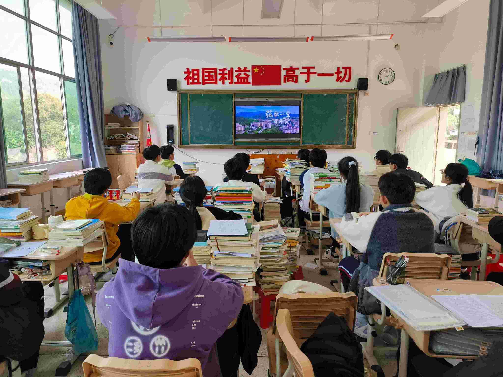 ����ѧԺ��Դ�뻯��ѧԺ�߽�������п�չ����ѧԺԭ���Ļ���Ʒ��Ʒչʾ���