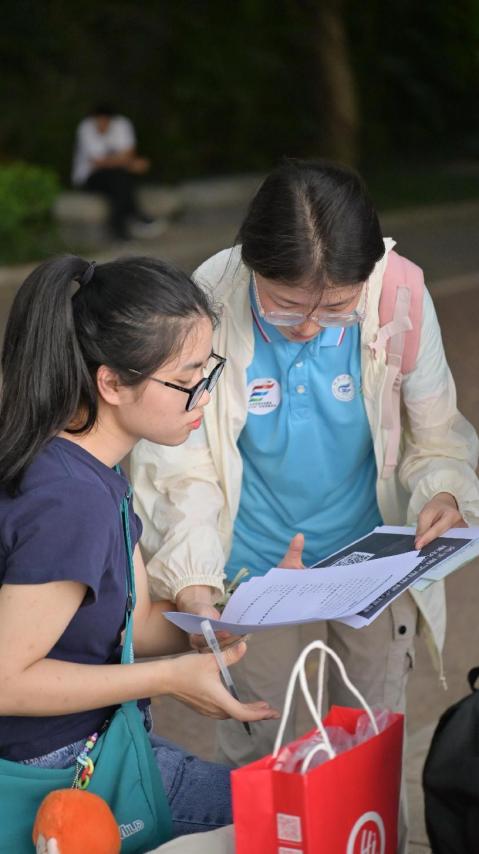 �����������ж�����ѧ�Ӹ��Ϻ�