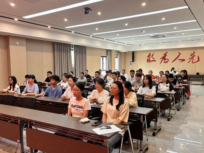 ����ǧ�� ��Ϊ���ȣ�����ʦ����ѧ����˼����ѧԺ����ɫ֮����н��