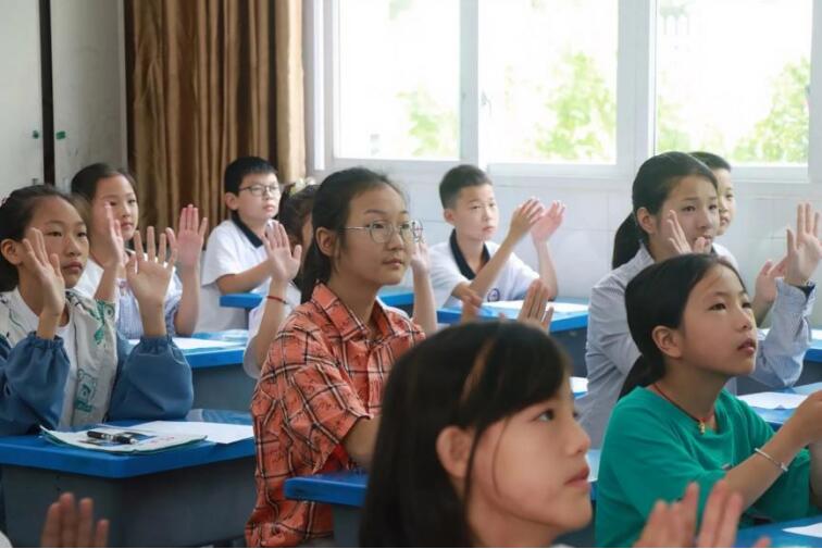 �ַ���ͯ�ģ��ɶ�չЦ��