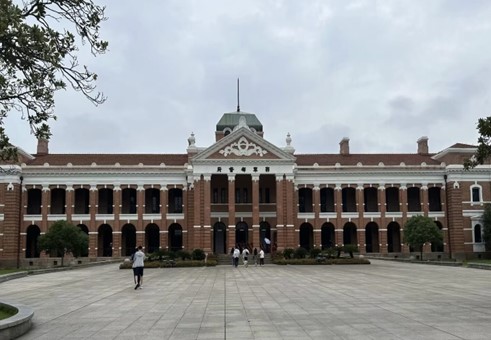 �人ѧ��̽�ú�ɫ���أ�׷���ɫ����