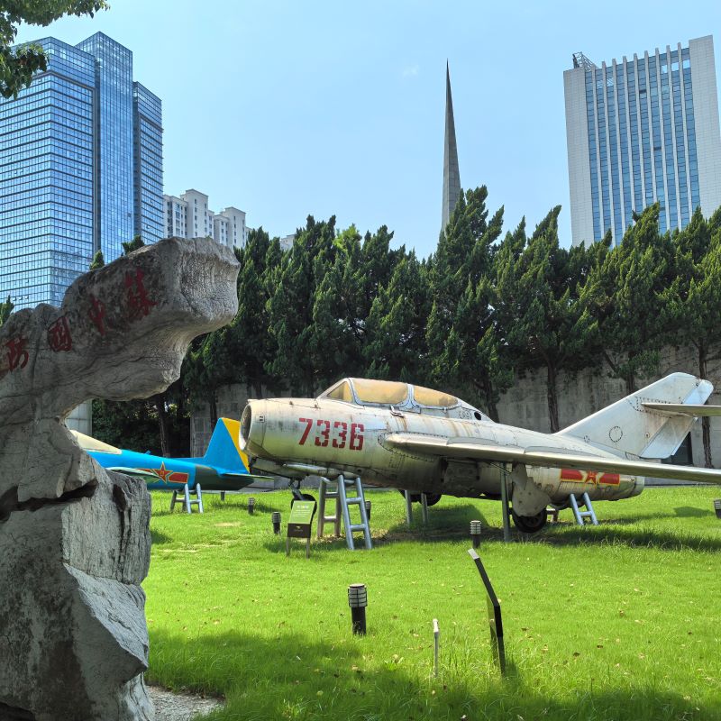 图为队员参观国防园