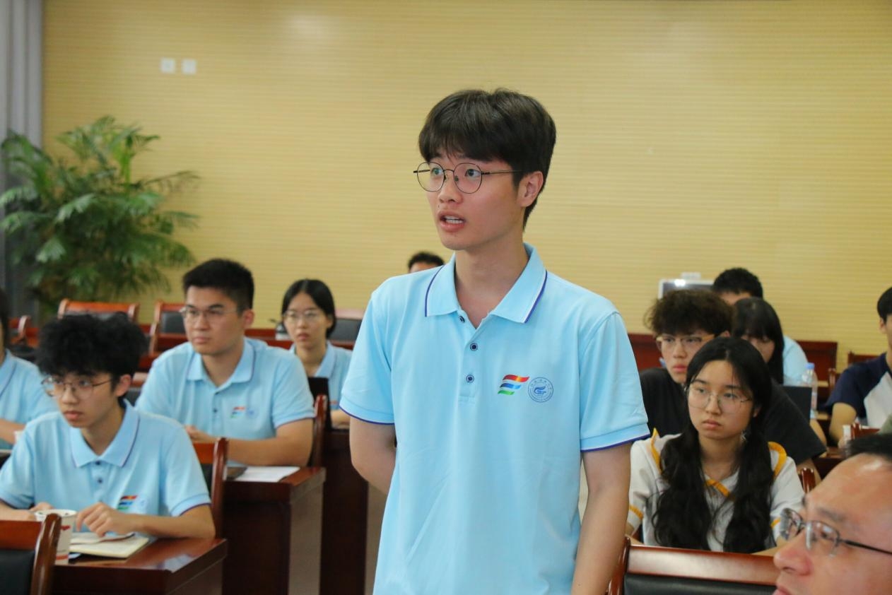 ��У����˼���У�����һ����̬����˼����