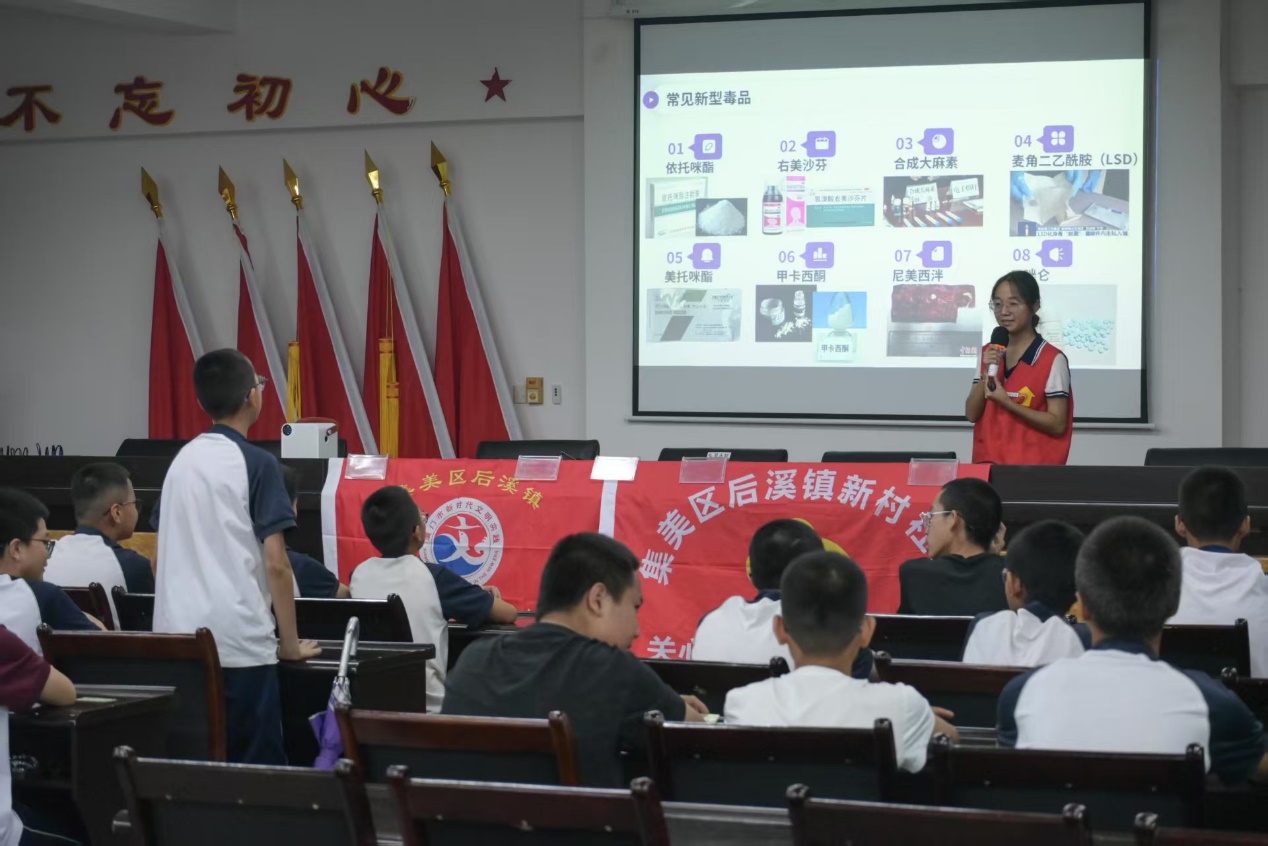 ѧ��Я�־ܶ�����������������ǽ ����������ѧ���ഺ���㣬�����������С�ʵ���Ӹ���Ϫ���´�������ί�������ɫ������������