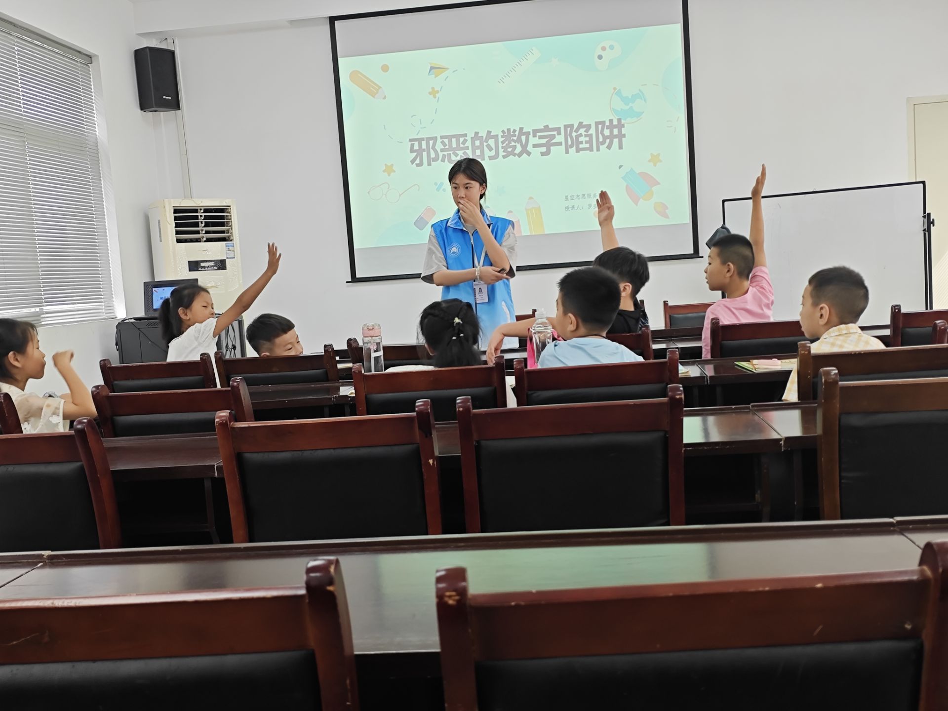 ����������ҵѧԺ������֧�����գ��԰�Ϊ�ʣ����֪ʶ��ϣ���Ļ���