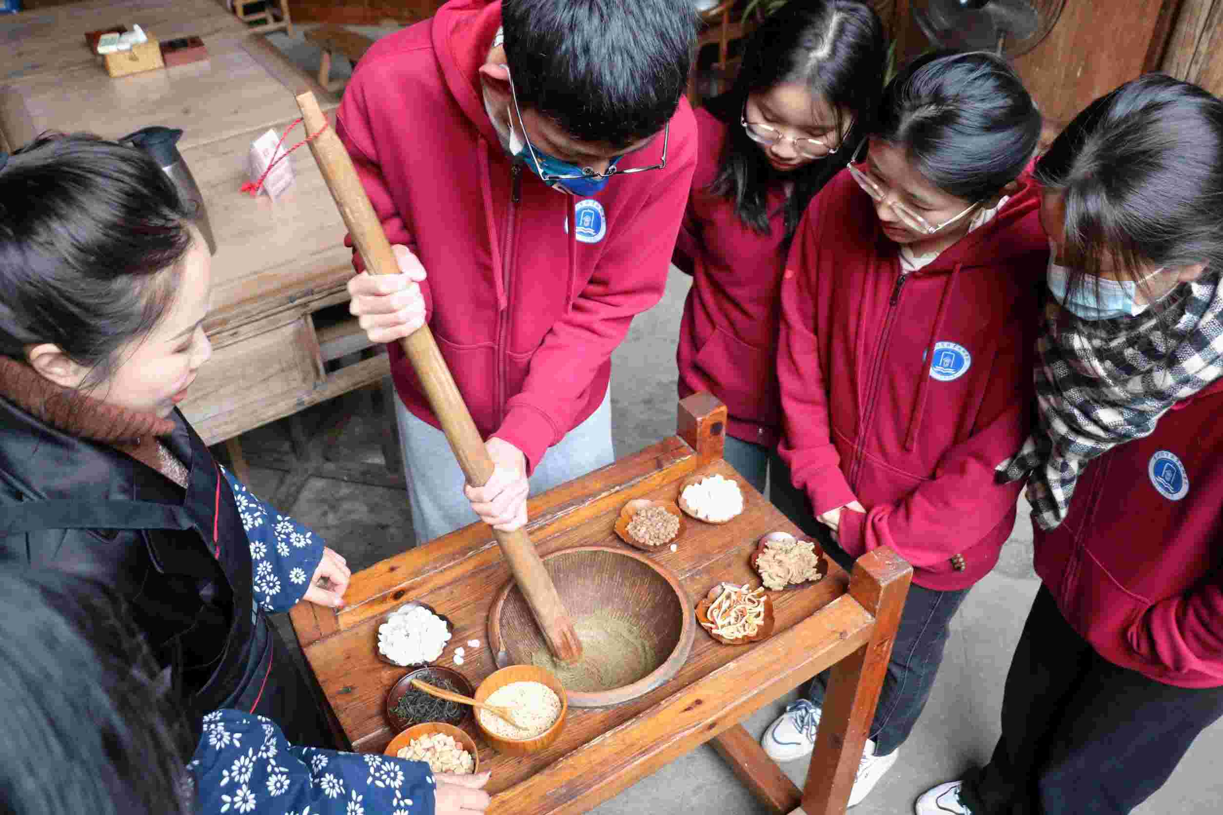 Ȫ�ݾ�óѧ�ӡ������硱��׷�����㼣 Ѱ��ʱ֮��