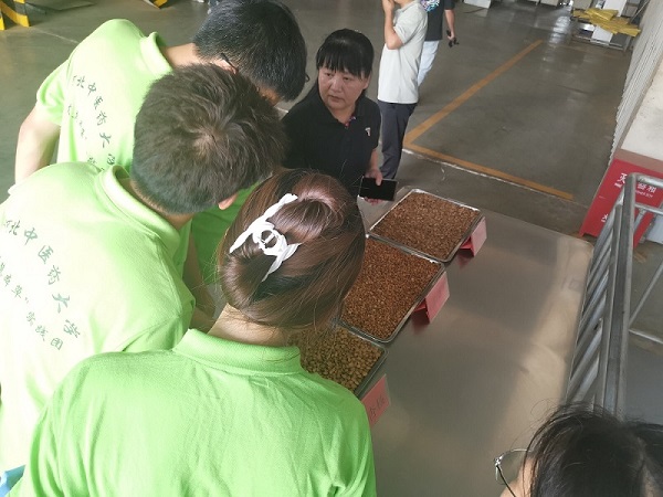 �ѿ�֮�ӣ����߼����ʡ������ӱ���ҽҩ��ѧҩѧԺ��᪼����ݡ�ʵ�����߽��е�����ŷ�������޹�˾�ι۽���