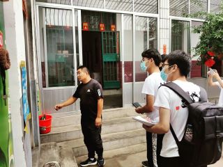 图为实践团队与横山后村村委书记彭立龙同志在村中走访 华体会体育2串1
通讯员 沈辰伟 摄