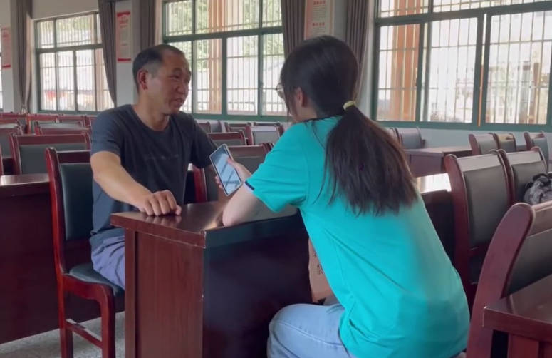 ��ɫ����������