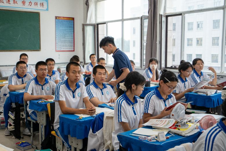 发放宣传手册 胡梓轩摄