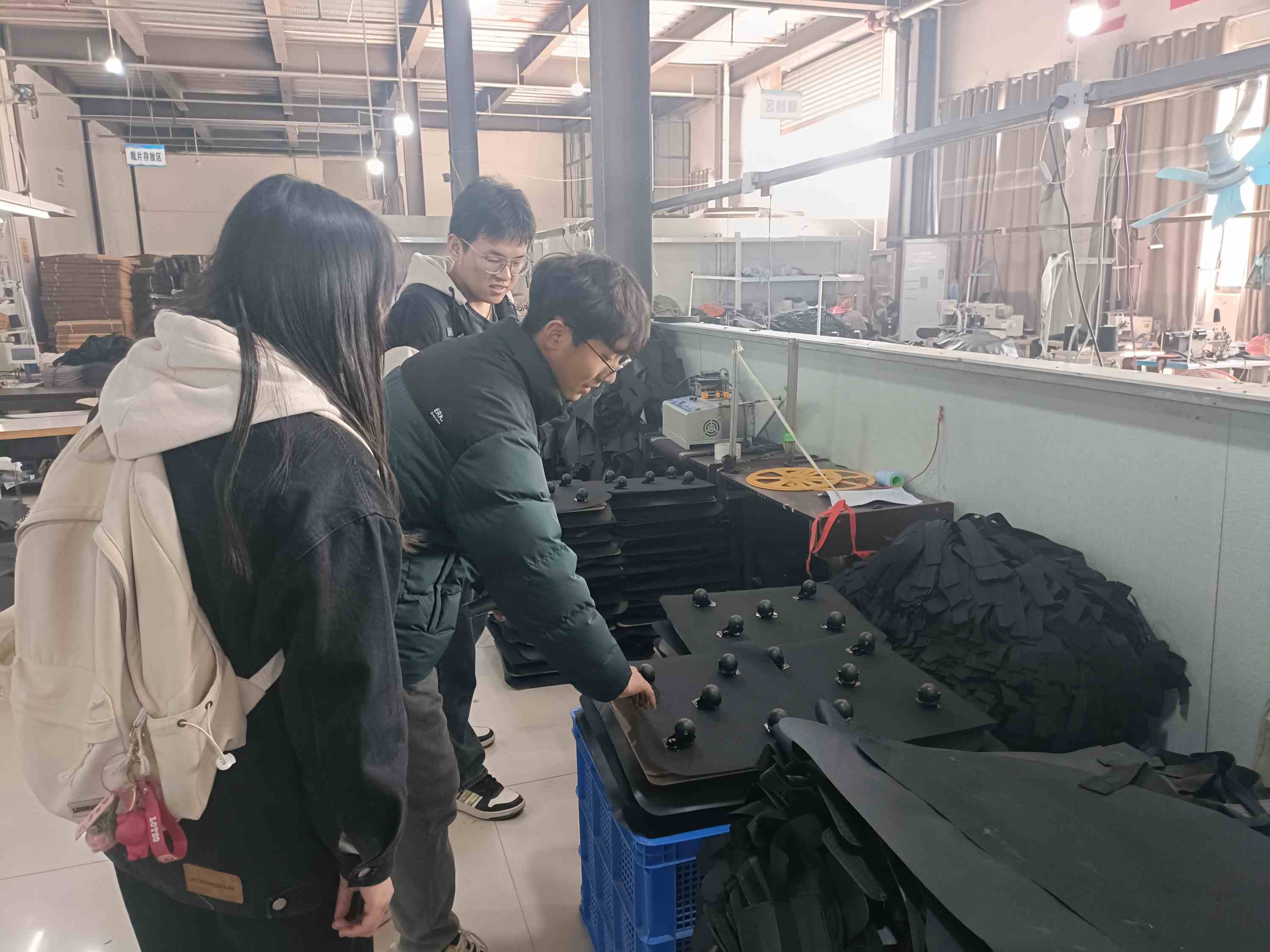 �������ս�Ա����¶�Ԫ��ҵ�ںϷ�չ����ʵ·��̽�������Ը����и�����Ϊ��