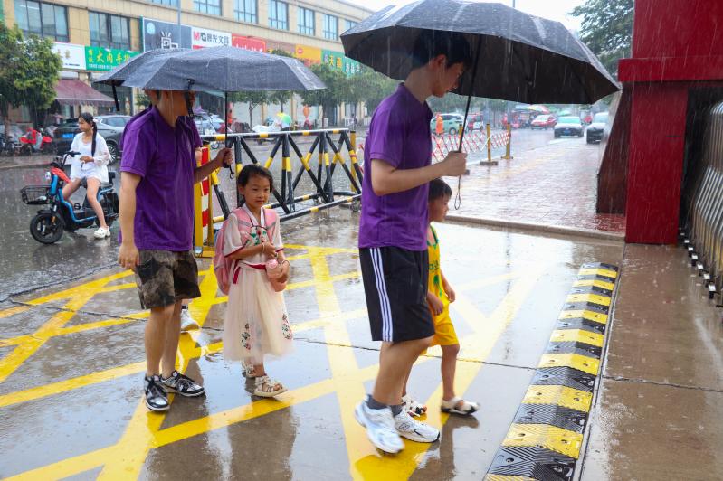 ɽ��������ѧ��Բ�Ρ��������ʵ���ţ����е���ůӭ�ӣ���ѧ��һ�ε�������