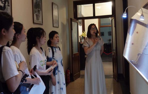 ���ʿ�ѧ�ҷ�̸���С������Ĺ⾫��Ĵ���