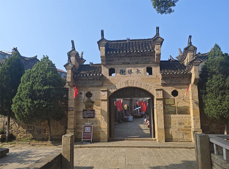 �����������꡿���ഺ���˺찲�󲼣�һ����Խǧ��ķ�֯�Ի������人�紨ѧԺ�������������������ʵ����ʵ