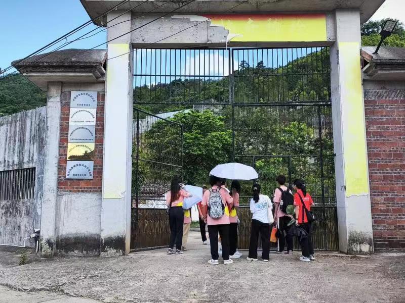 �������ʵ��������������ھ�����Ļ�������������ɫ����С��