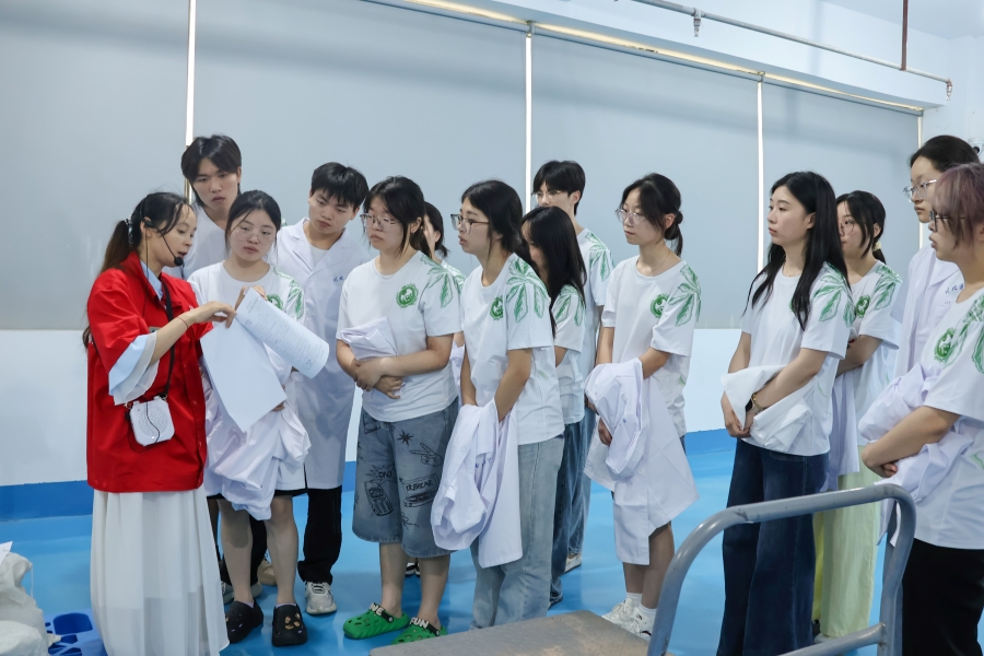 ����ҽѧԺҩѧԺѧ�������У�̽���ִ���ҩ��ҵ�����廯���ƽ��Ĵ���