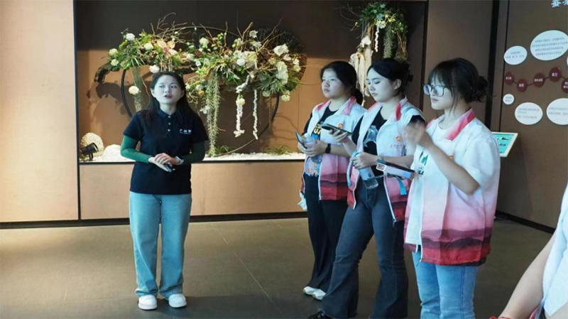 �Ͼ��ƾ���ѧ���ʾ�óѧԺ����Խʱ���˿�ߣ�����˿�����ʷ����