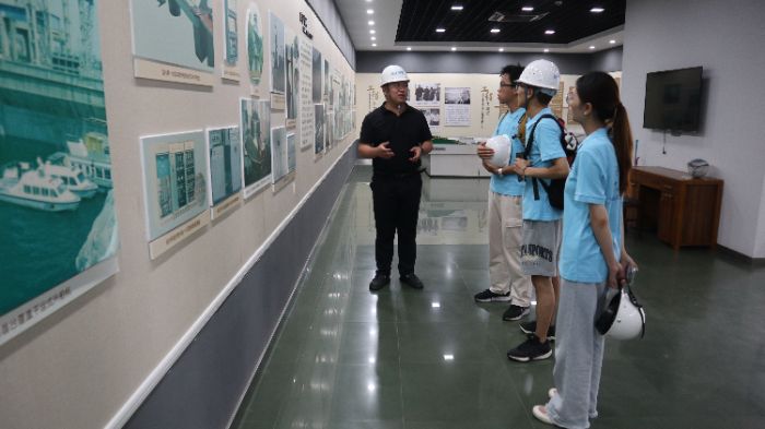 实践团成员聆听三峡试验坝历史 宋天浩摄