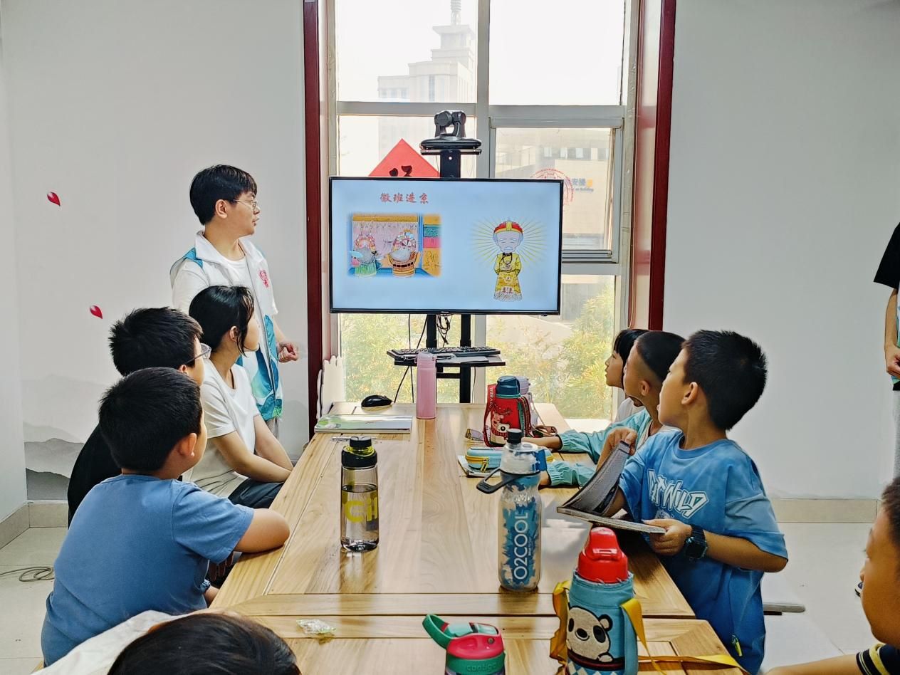 ɽ����ѧ��ϣ��С�ݡ�ͯ�Ļ���԰�����ʵ���ſ�չ��������������硱��ɫ�