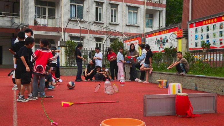 ϣ��֮��־Ը�������ʵ���ӡ������硱��ں���ů������������Сѧ�˶�չ���