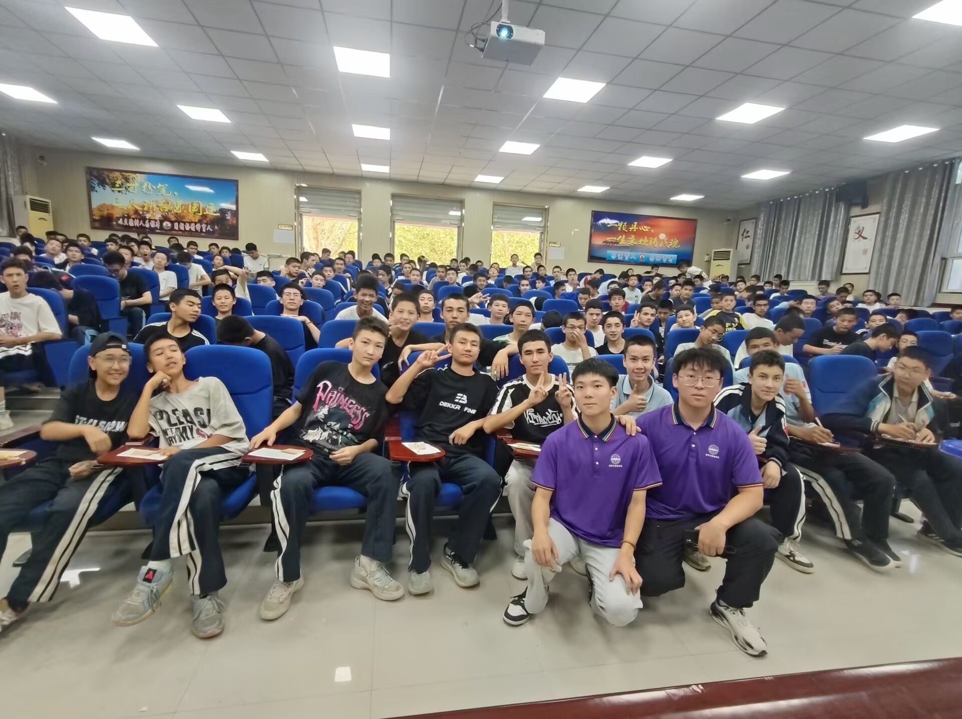 ��ϵ�߽������磬����ľ��ѧ���ڡ������硱 �ഺ�ڿ����߽�������У԰