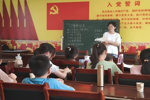 �������ѧԺ���ഺ���Ρ�ͨ��־Ը����ӿ�չ��ǿ���������ҡ�����ף���й�����75���꡷