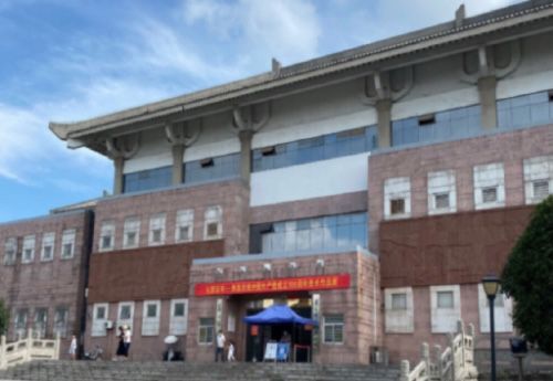 ���ز���ݺ�ɫ���ص��б���