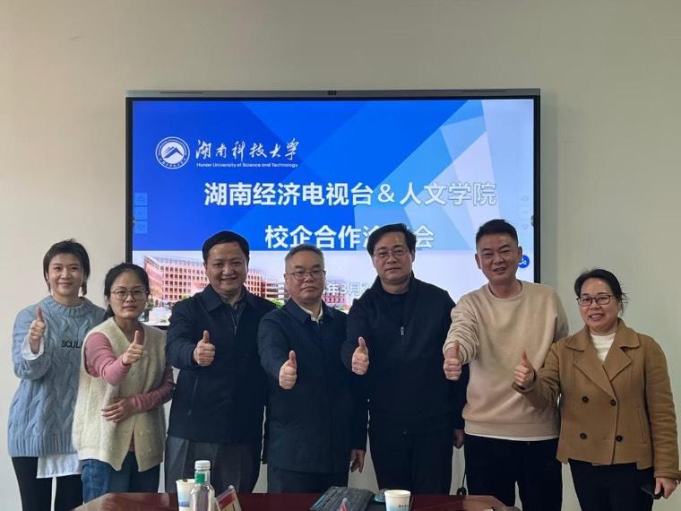 У�����ٷ�չ��˫�򱼸�����ƪ�������Ͼ��õ���̨����У����ѧ