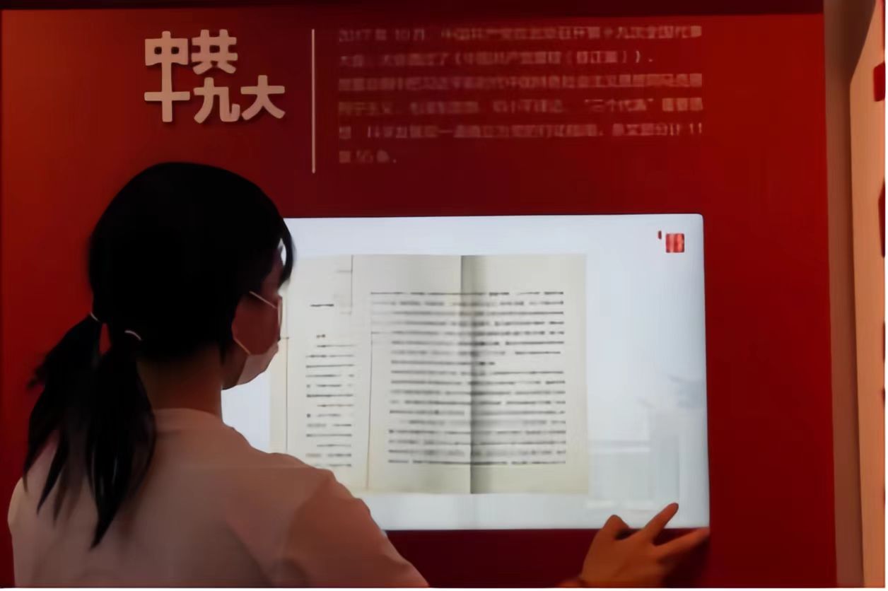 ������ѧ���߽���ɫ�������أ����к�ɫ������������Ѫ��