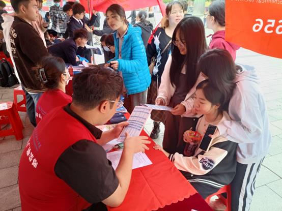 ����ѧ�Ӱ�У�У������Ļ��㳡��̯�����