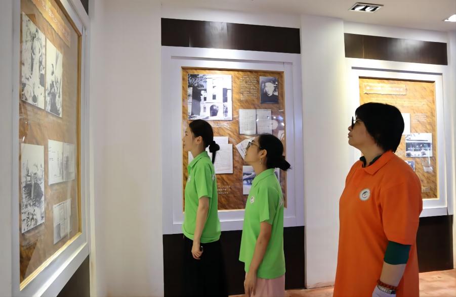 ����ũ�ִ�ѧ��׷Ѱ��ɫ���䣬���ߺ�ɫ��·