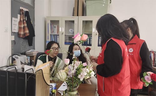 ����ѧԺ���̹���ѧԺ�����Э�Ὺչ���������飬С��ů�ġ��