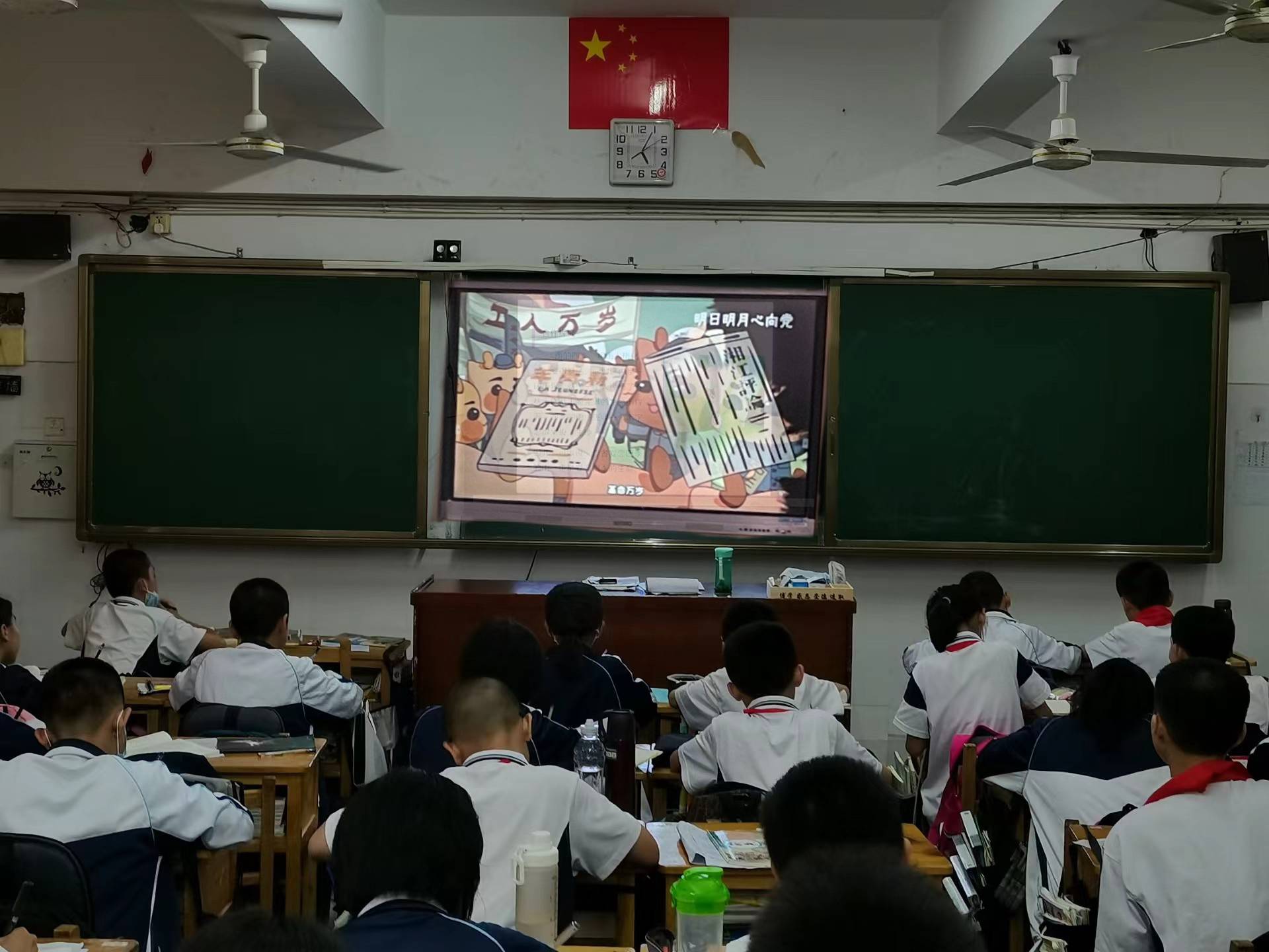 ����ѧԺ��Դ�뻯��ѧԺ�߽�ĸУ��չ����ѧԺԭ���Ļ���Ʒ��Ʒչʾ���