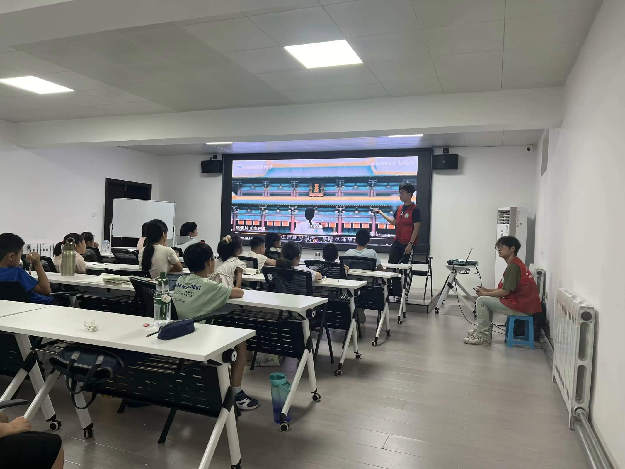 ɽ���͵�ܰ����֧�̶ӿ�չʫ����ɫ�γ�