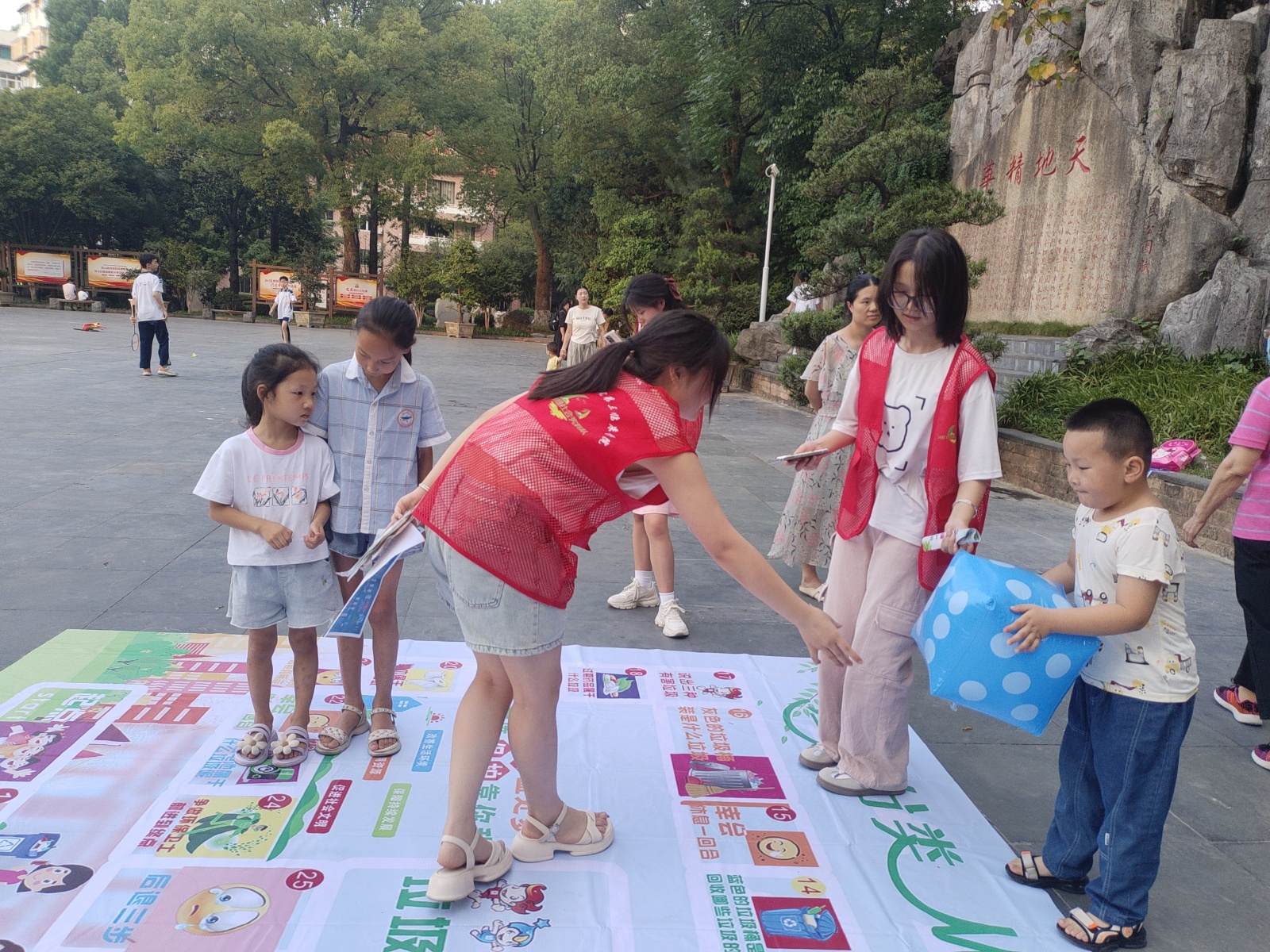 ���������У԰������δ���·���