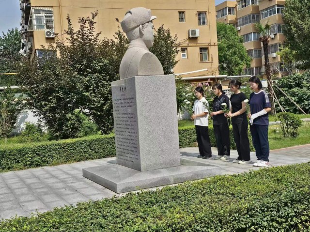 ����ѧԺ־Ը���߽���ʿ��԰�����к�ɫ����