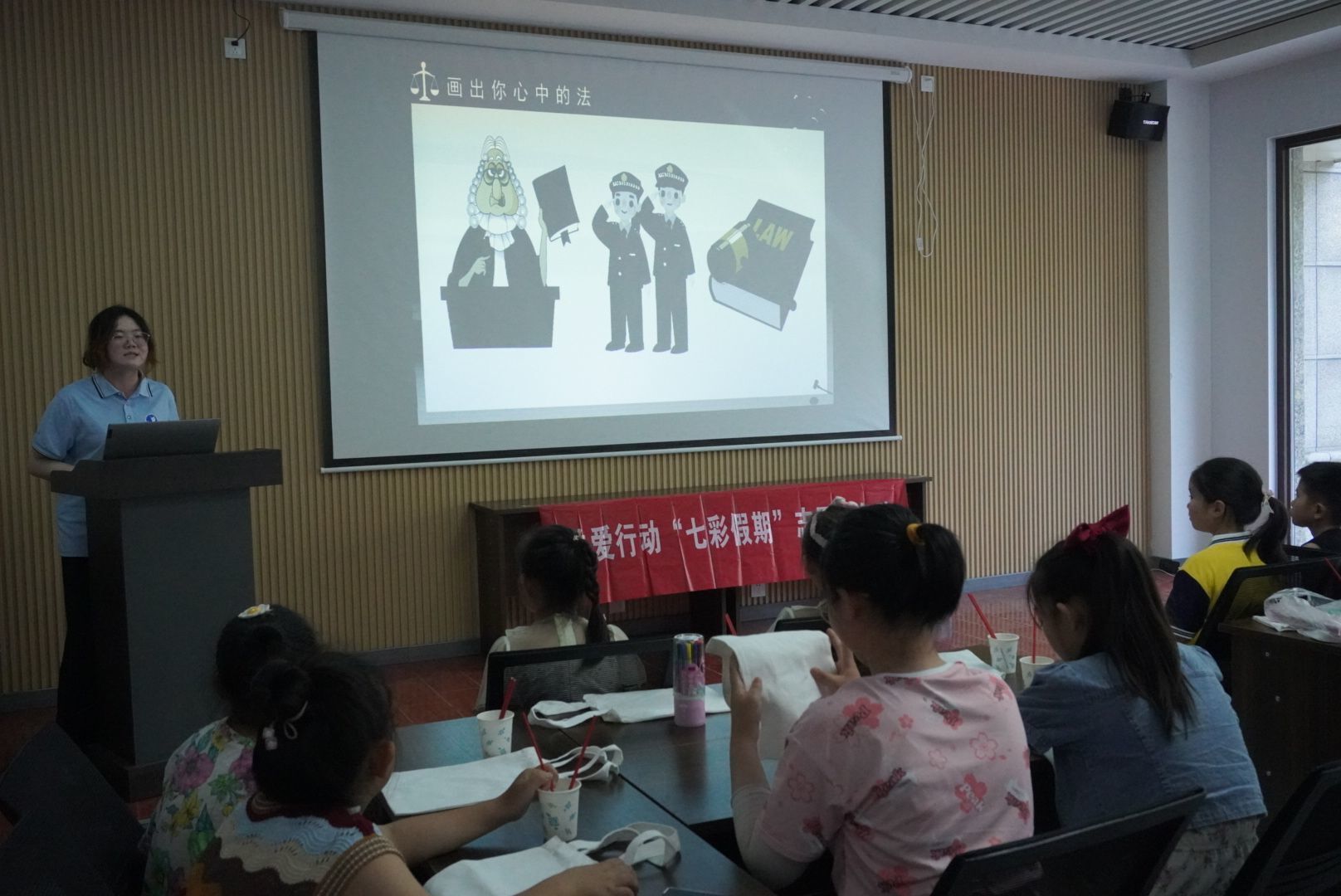 �ذ��ж����߲ʼ��ڡ�����΢У�ػ��ߡ������Ϊ������ͯ��չ����С����