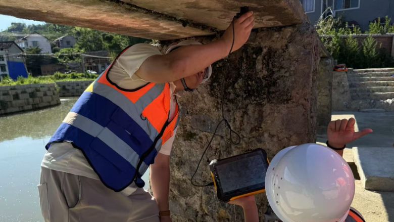 图片包含 户外, 建筑, 年轻, 男孩AI 生成的内容可能不正确。,穿着制服的人们AI 生成的内容可能不正确。