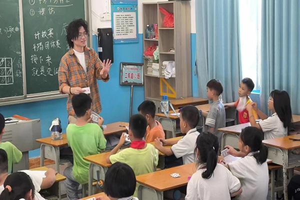 ����ѧԺ�����ء����ʵ��������ͷСѧ��չ��ħ��֮�á�ħ����