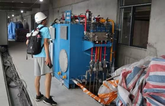 成员查阅机箱布线结构 宋天浩摄