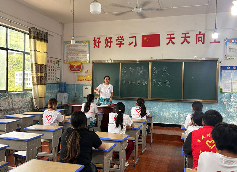 ˫У��������飬�ഺ���δ����� ����������ͨѧԺ���η�������ڡ�ͯ�ĸ��塱ů����Ļ